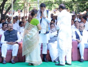 Former Lok Sabha Speaker Shivraj Patil Chakurkar was cremated with state honours.