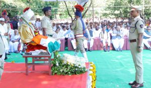Former Lok Sabha Speaker Shivraj Patil Chakurkar was cremated with state honours.